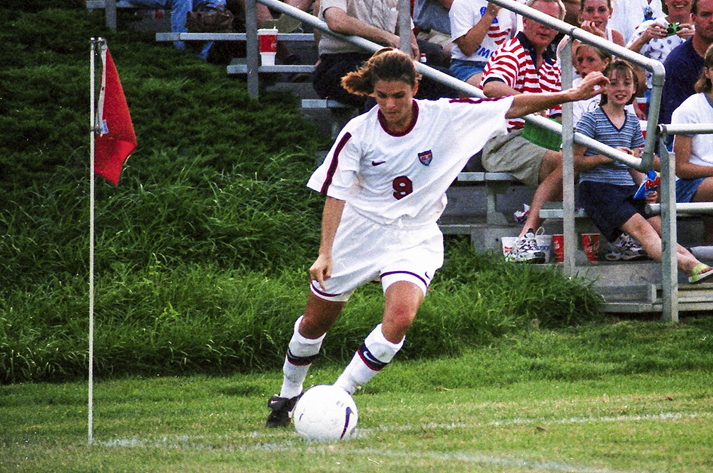 Woman footballer Mia Hamm 1995